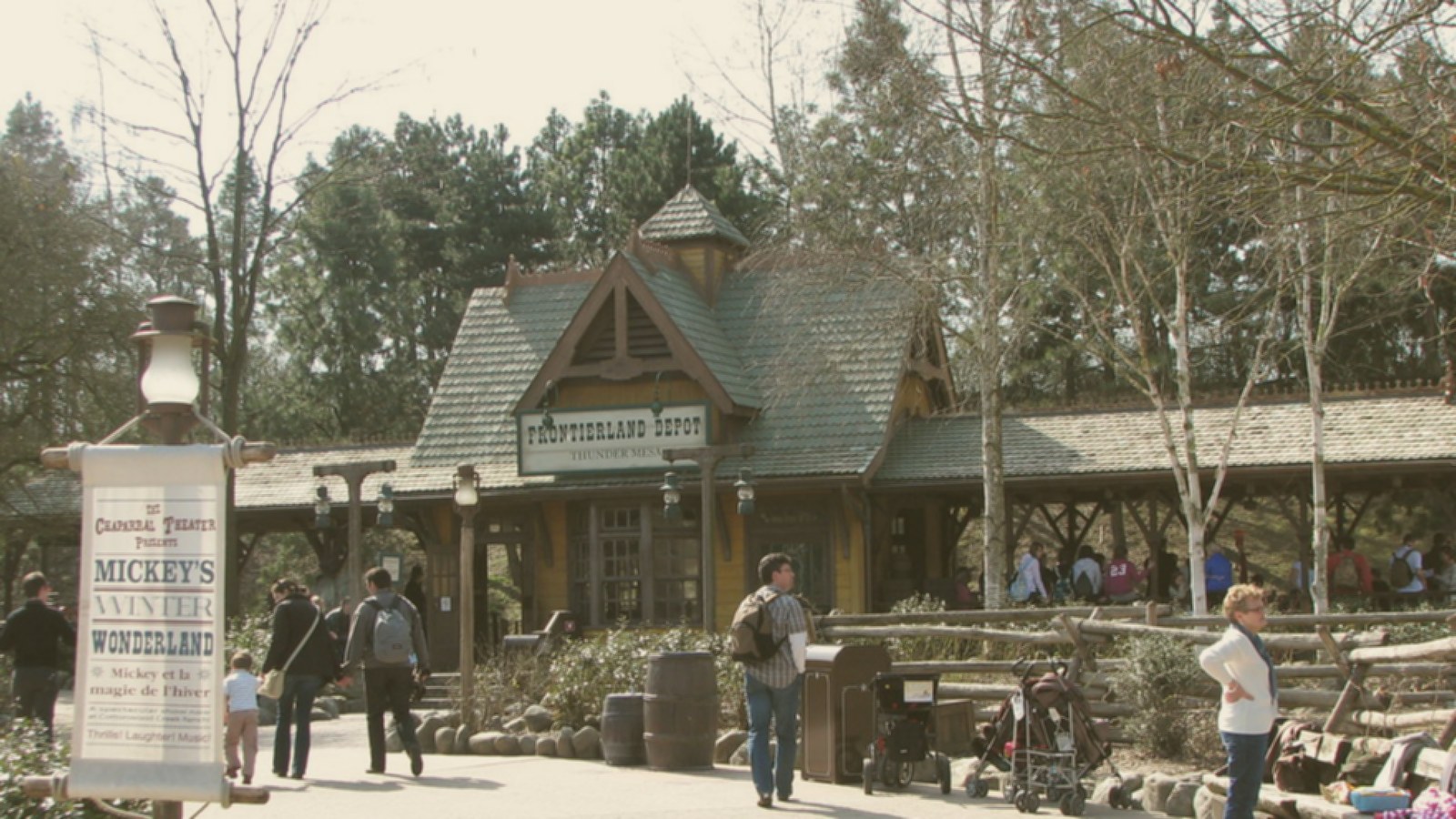 Foto 1 van Disneyland Railroad Frontierland Depot