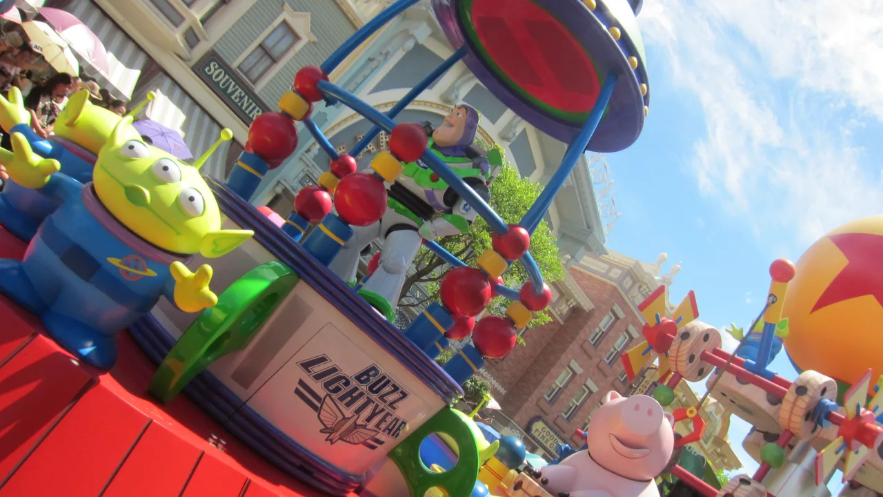 Meet Buzz Lightyear at Barrel of Fun