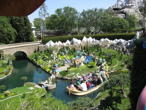Foto 2 av Storybook Land Canal Boats