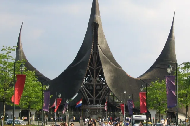 Which theme parks are open in September 2026?