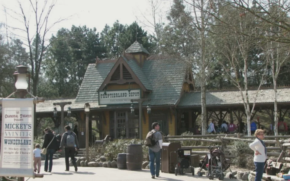 Foto 1 af Disneyland Railroad Frontierland Depot