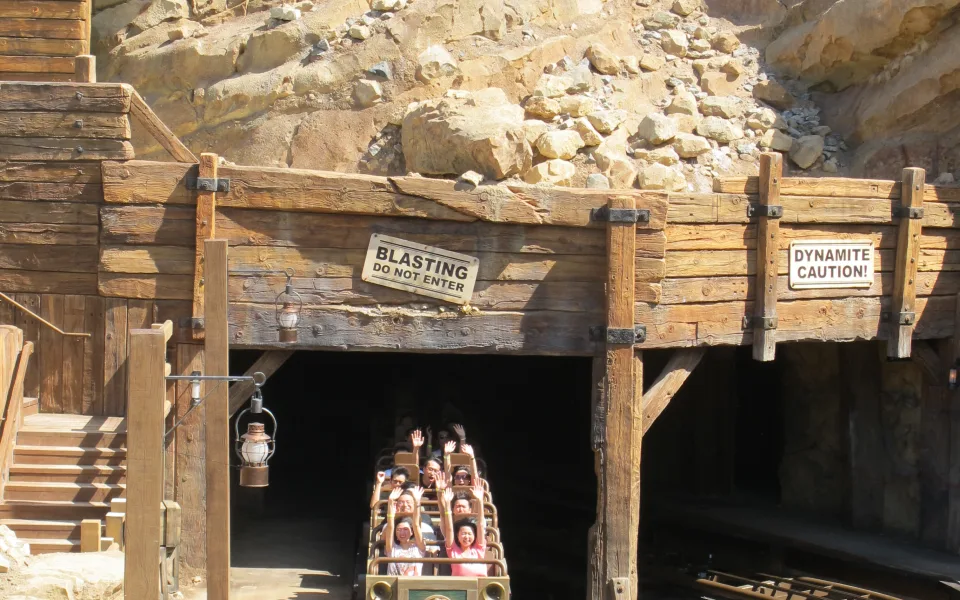 Foto 1 af Big Grizzly Mountain Runaway Mine Cars