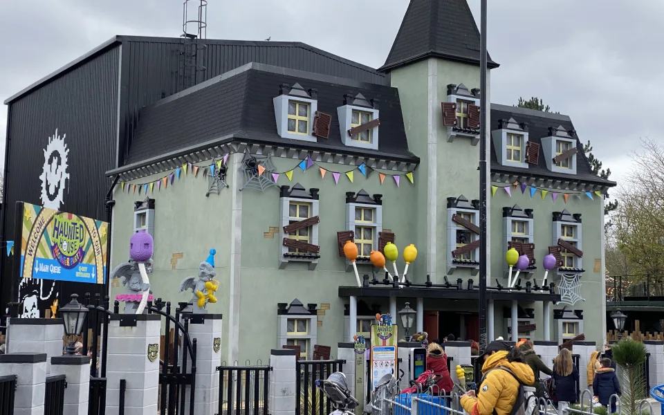 Foto 1 av Haunted House Monster Party